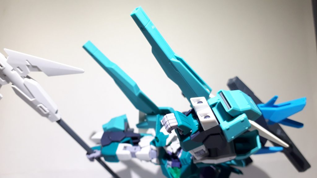 腕にはミサイル二連装ミサイルポッドを両腕に装備し、さらに上からスラスターを取り付けて水中移動を補助している。