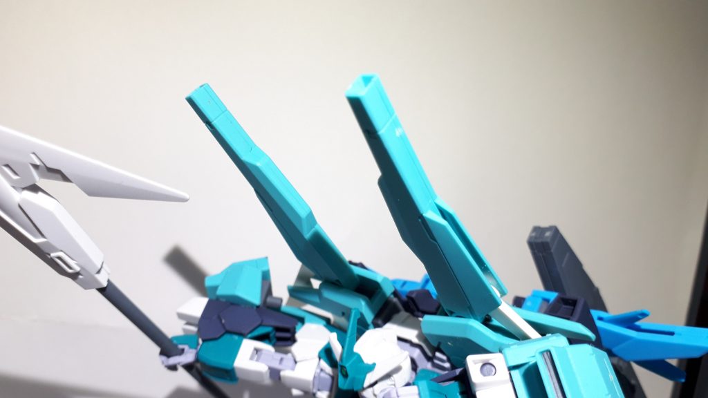 背面左右に装着されたビームキャノン。固定されているので取り回しが悪いが、主に水中移動での活躍をメインにしているのでさほど問題ではない。