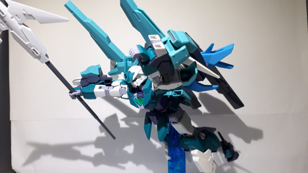 脛両脚に装備されたスラスターと両腕のスラスターの併用で、よりスムーズな水中移動が可能。GNドライブのさり気ないサポートもある。