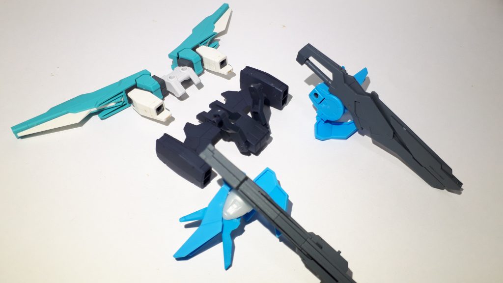 バックパックにより大分印象が変わっていますが、三段構造です。ヴィートルーウェポンの一部と、ダブルオースカイ必殺技モードのGNドライブ。