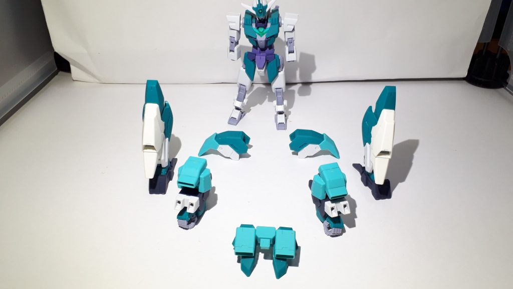 パーツを分割するとこんな感じ。やはり貴重なクランシェカスタムから、水色の部分やスラスターっぽいパーツをもぎ取りまくってくっつけております。色合い的には大正解なので後悔はないです(笑)