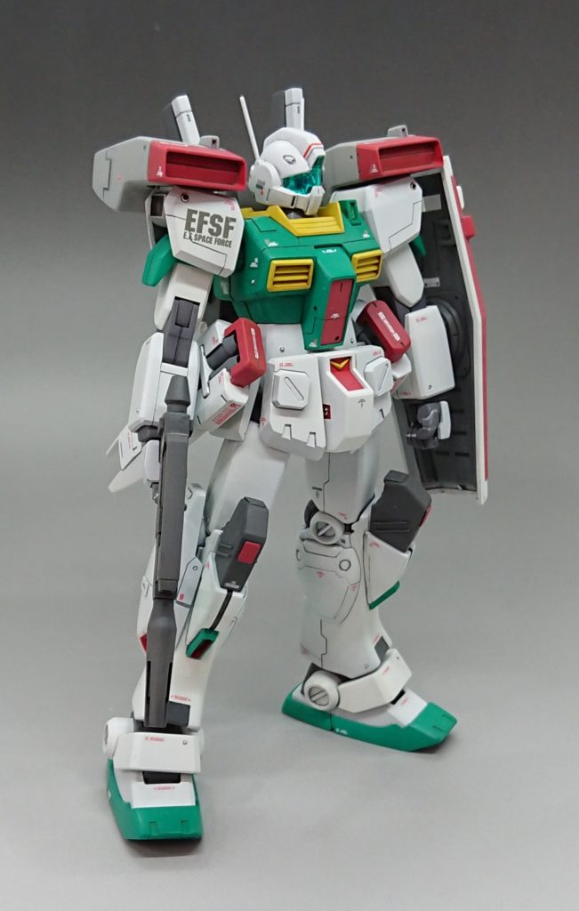 いじった所は首、腹、もも、上腕の延長。
コックピットハッチ？別パーツ、腰前をジムカスタムに変更、スリッパサイド削った感じです。