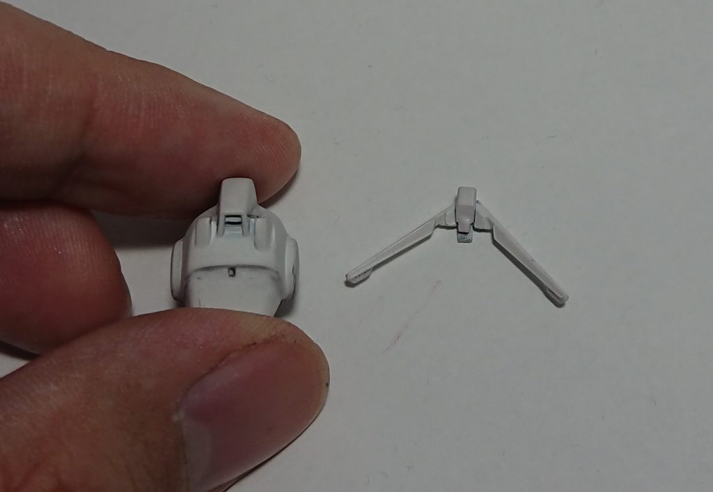 主な工作箇所その1
頭部アンテナはジムの後部カメラ部分に0.5ミリのチゼルで差し込み口を掘り、同じ厚みのプラ板で作った差し込みピンをアンテナに接着しました。アンテナはHGCEのフリーダムガンダムから流用しています。前後逆に取り付けることで安全フラッグが元ネタのそれっぽく見えると思っていますがどうでしょうか?