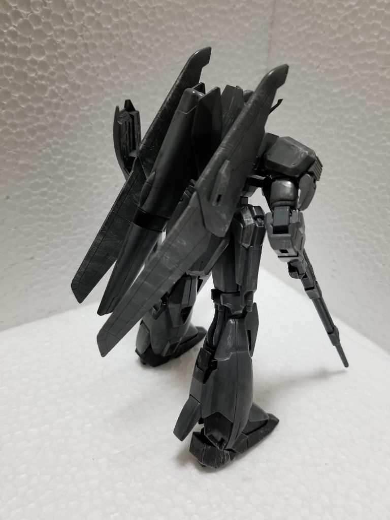このΖプラスの好きな点は元の色が灰色という軍用機らしい武骨な配色ですね。今回はそれをより目立たせるためにダークグレーと黒でさらに軍用機というイメージを強くしてみました。