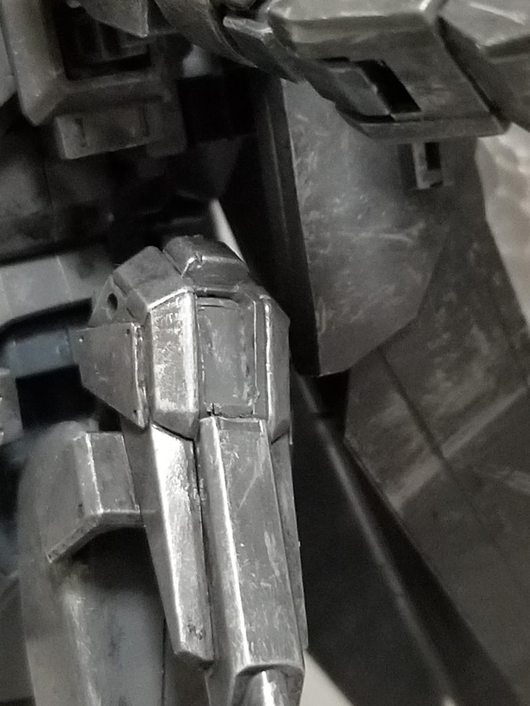 今回のこだわりとして左のサーベルラックからビームサーベルを抜いたと分かるように切り抜いたところでしょうか