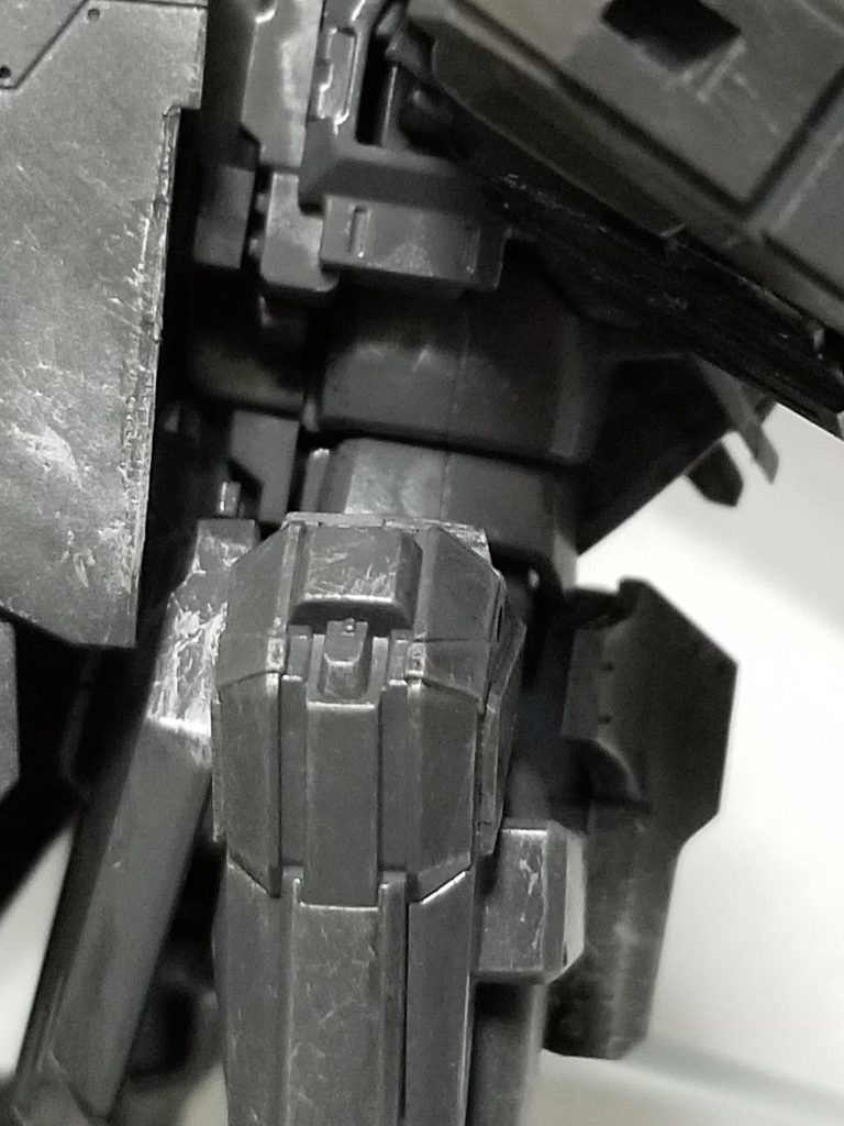 これは反対の右側のサーベルラックです。本当は中に空洞を作って本当にサーベルを抜き差し出来るようにしたかったのですが単純な技術不足で断念。