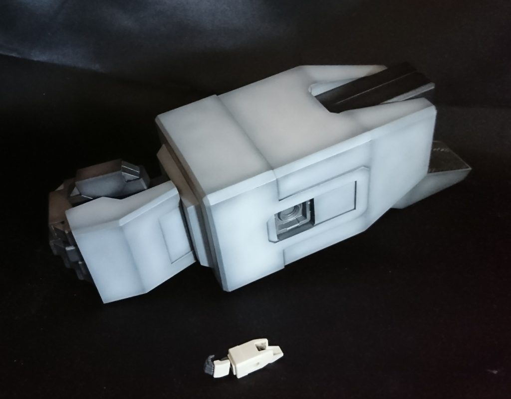 ハンマーコネクトするところは本来シールドのジョイント穴です(バランスを考え真ん中に来るようずらしてます)