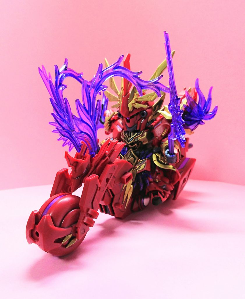 赤兎馬。
シナンジュ共に、赤のパーツはランナー色のままで、トップコートだけ吹きました。
バイクのボリューム・存在感に圧倒されます。w