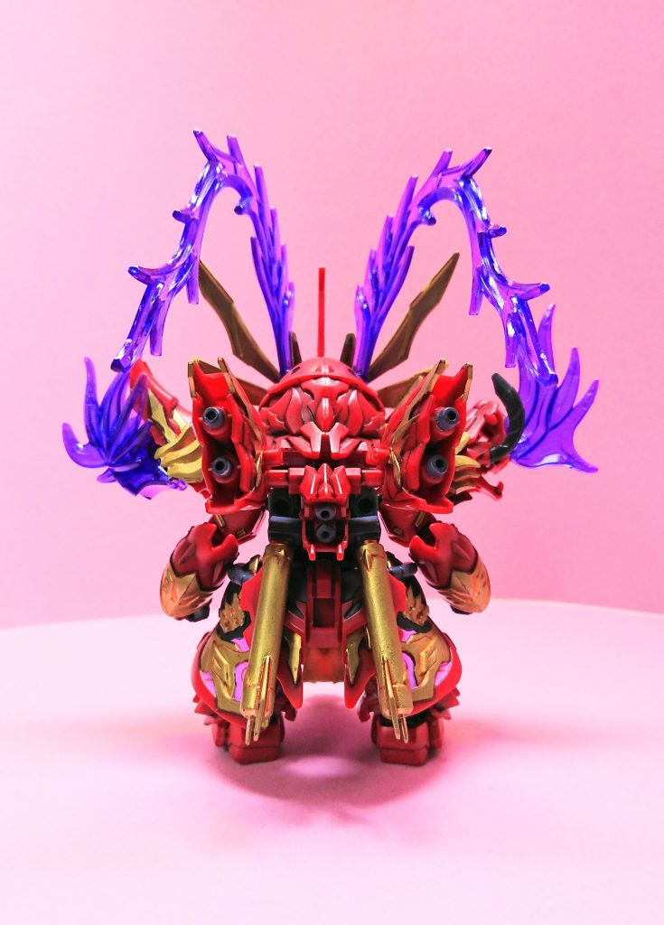 前とリア。
12月に作り始めて思ったことは。
年末に作るキットじゃねーなと(-言-)(笑)
噂に違わぬ、鬼の塗り分け仕様でした。
しかも、創傑伝でもかなりの装飾の細かさ。(エングレービングがヤバい)(汗)