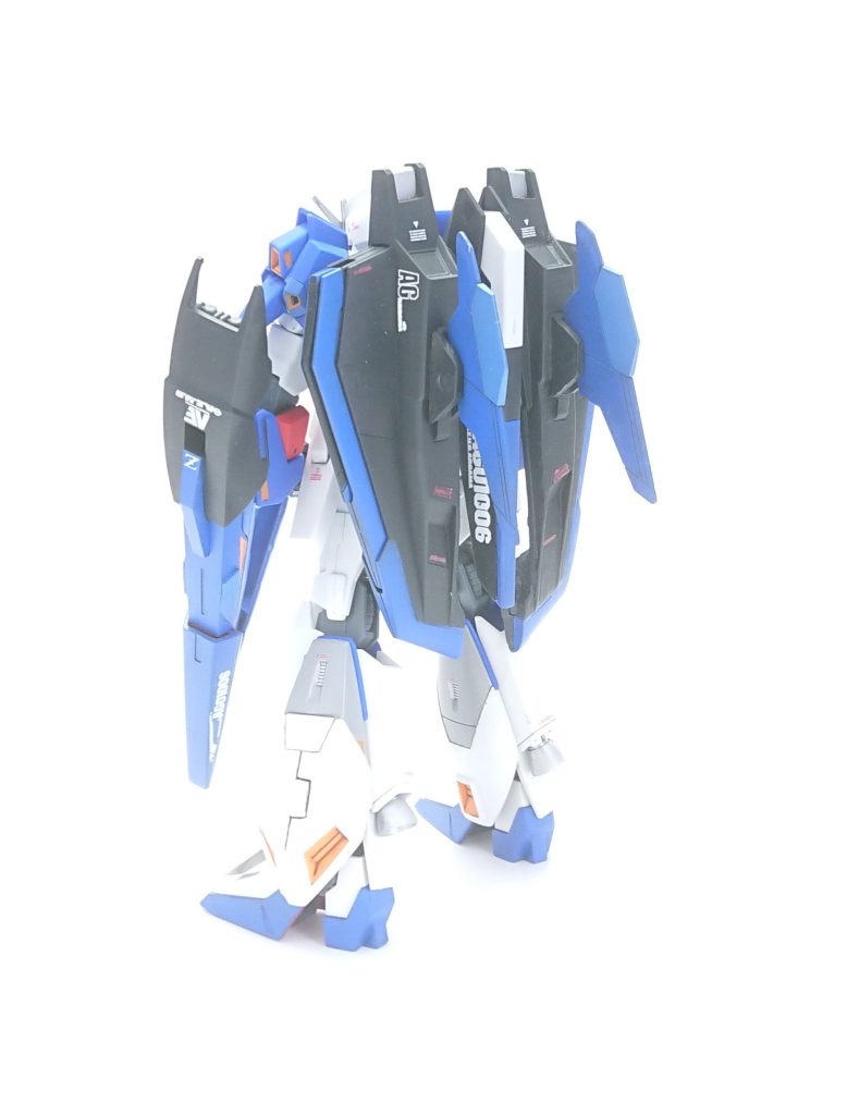 後ろです
追加してある羽はライトニングΖのをプラ板でジョイントを作り、接着をしてます
そして、足のバーニアも小さかったので、デルタカイのに交換し、バーニアのカバーを上にずらしてあります
カバーはただはめてるだけです