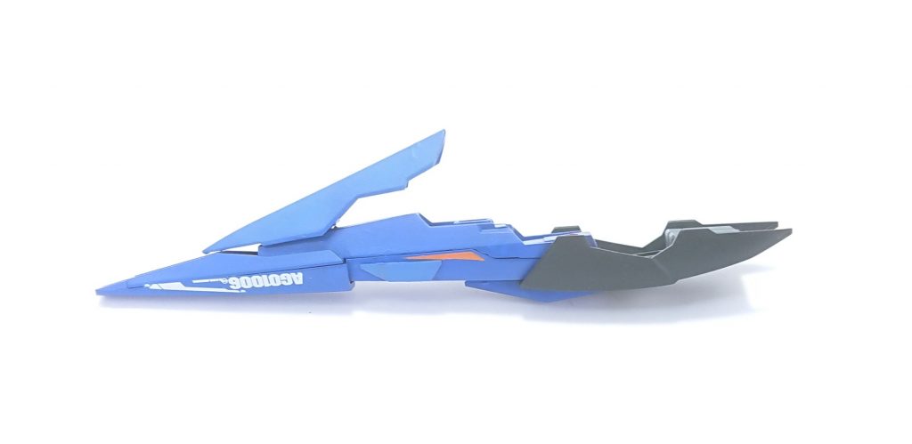 シールドです
これが今回の中で一番改造してあります
どうなってるかというと、Ζのシールドの先端を良い感じのとこで切って、ライトニングΖのシールドの先端をはめ込んでます
デルタカイのシールドの一部を手と干渉しないように長さを調整して着けてます
キットのままだと短く、太く感じて、何とかできないかなとノープランで作ってました
ノープランの割にはとても良い感じになったのではと思っております