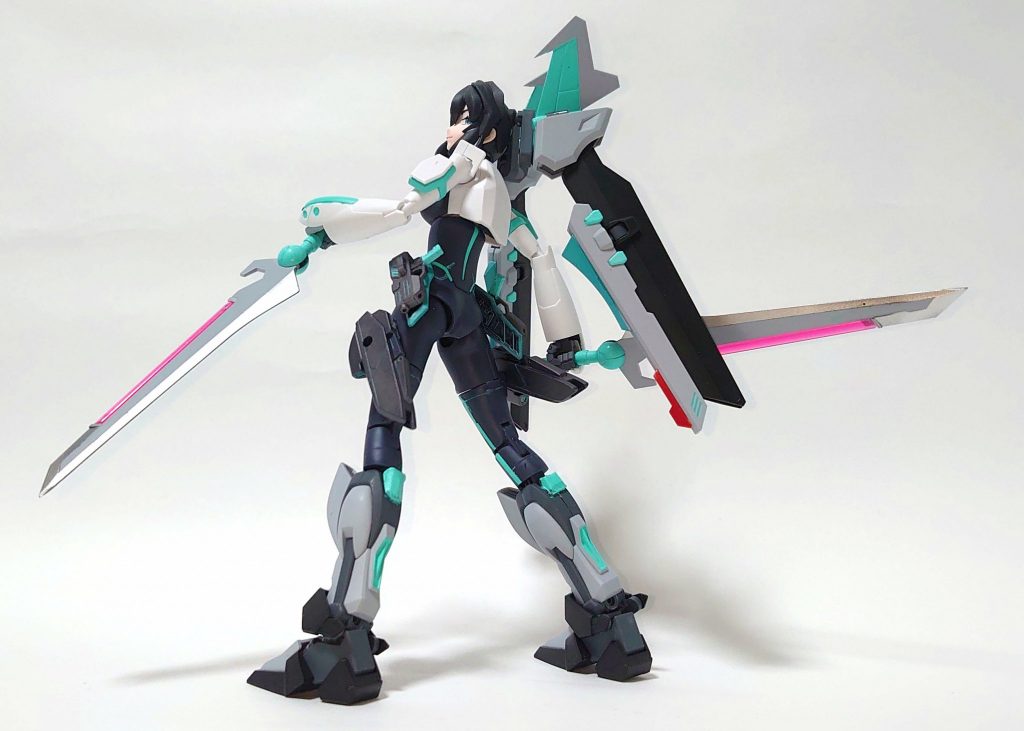 フラガラッハの実体剣部分はシルバーで。
また、腰にノワールのスカート+ビームライフルショーティーを追加、太ももはメイのビームガンを(外すと発生するダボ穴を埋めるのがめんどくさくて)そのまま残したので、合計四丁を携行しています。