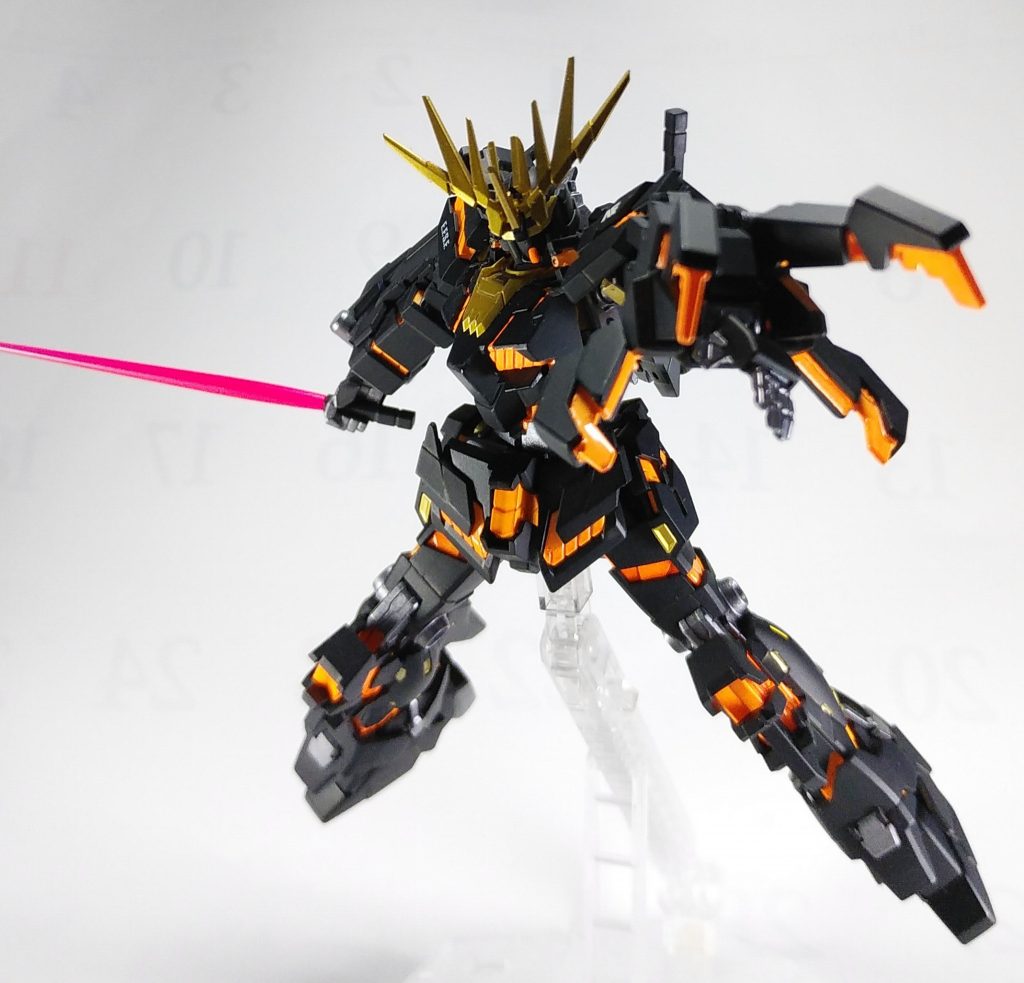 違和感なく、収納状態のアームド・アーマーBSを装備可能なので、ビームサーベル装備も【DM】で可能です。