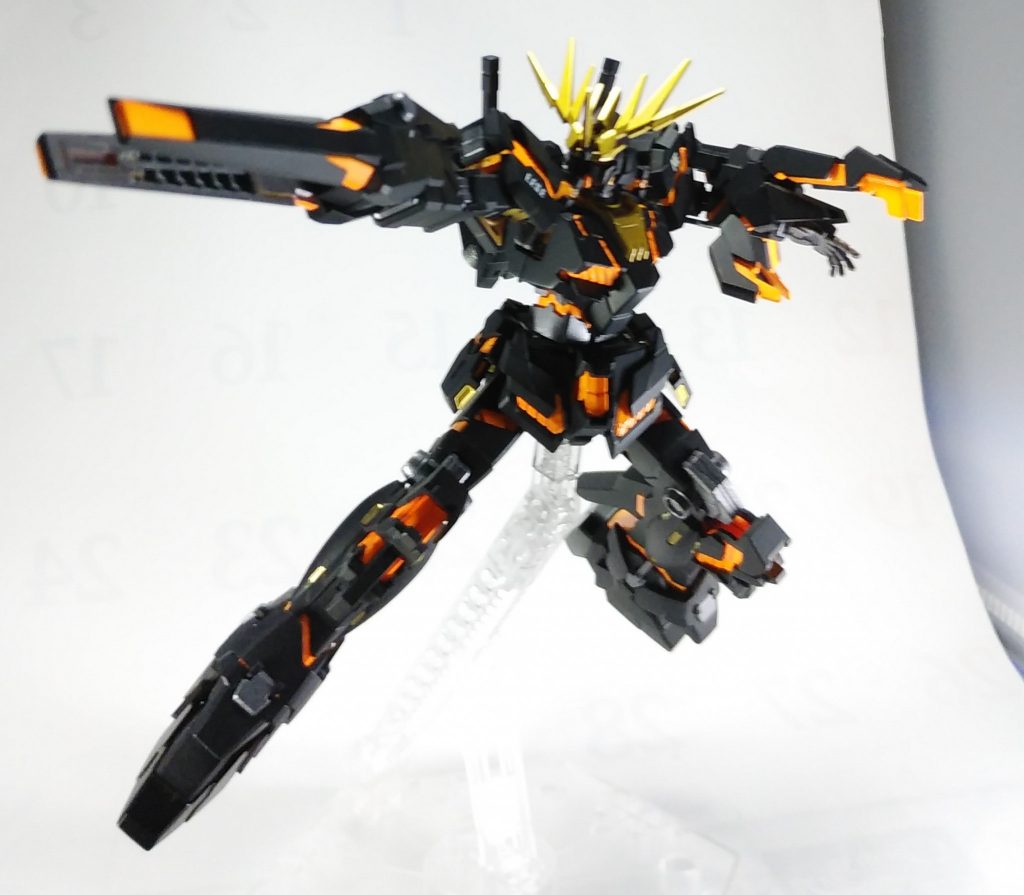勿論、アームド・アーマーBSの展開状態も製作しているので、装備可能です。