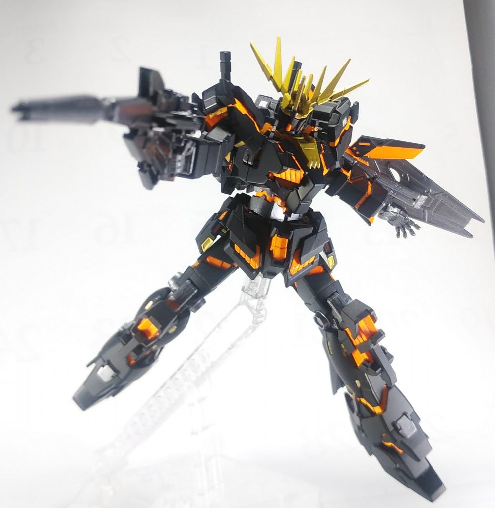 標準の装備【ビーム・マグナム】と【シールド】アームド・アーマーを装備しない手首パーツも付属しているので、標準装備モードも再現可能です。