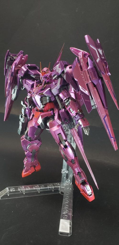 1
GNソードIII -
最終決戦直前に配備される新武装。刃の部分にセブンソード（後述）のGNカタールに採用された緑色の半透明素材が採用されている[89]。エクシアのGNソードと同様に、刀身を畳むことでライフルモードに変形、3つの砲口による高い連射性能や、3門のビームを収束させた強力な砲撃を行うことができる。トランザムライザーの膨大な出力を前提に設計されており、GNソードIIよりもライザーソードの運用能力が上がっている