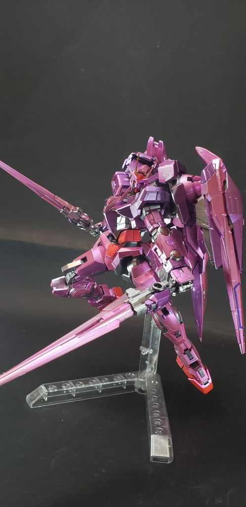 2.
トランザムライザーの膨大な出力を前提に設計されており、GNソードIIよりもライザーソードの運用能力が上がっている[89]。劇中ではGNソードIIと入れ替わる形で装備されるが、スカートアーマーのハードポイントは活きているためGNソードIIとGNソードIIIを同時に装備することも可能である。