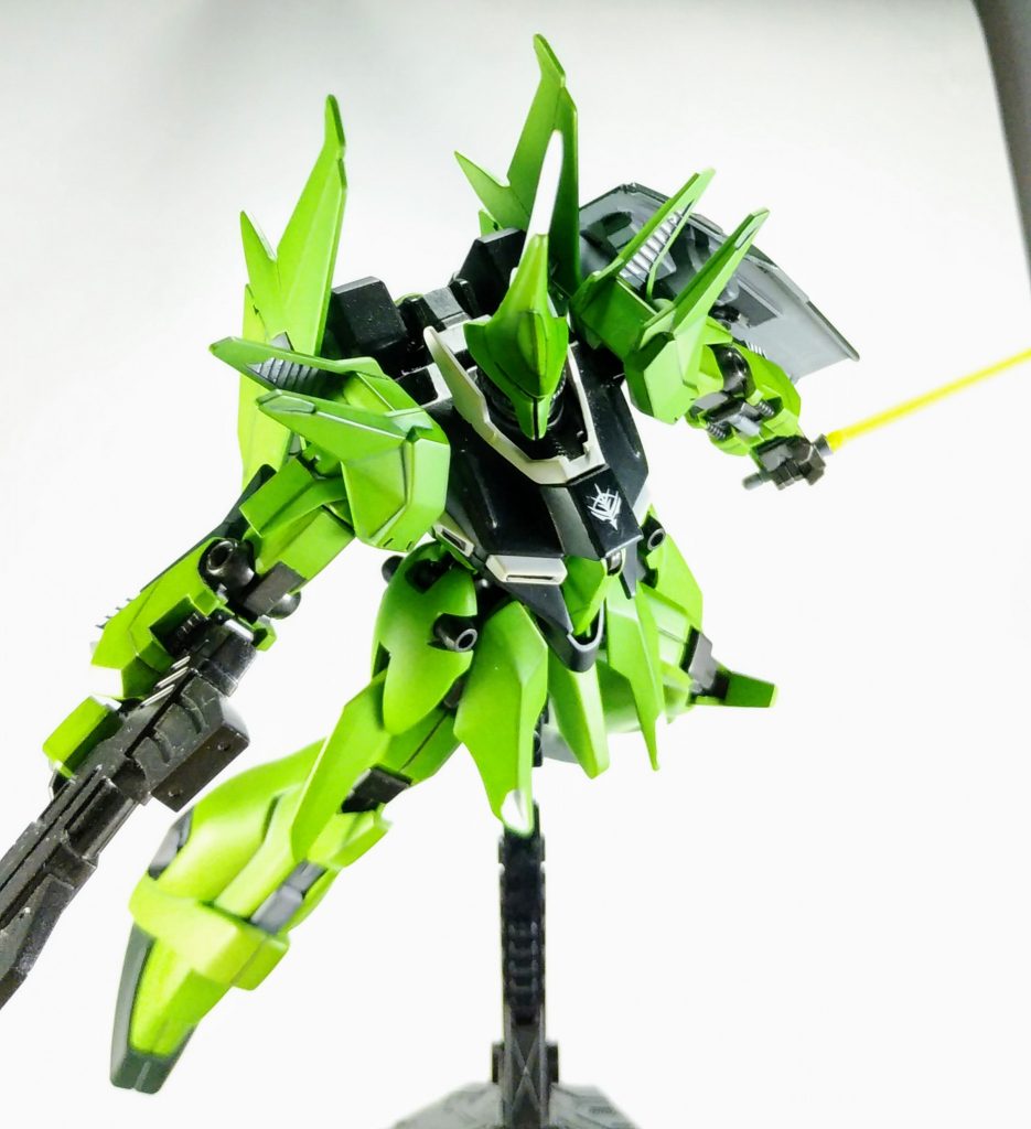 ガンダムUCのep.7の印象に残る。合体後、斬りかかるシーンを再現しようと思ったのですが、顔が上を向かず、中途半端な再現になってしまいました。
バウは、アクションベースの軸固定に対応してないのですが、股下のバーニア部を開口するだけで、対応可能になります。