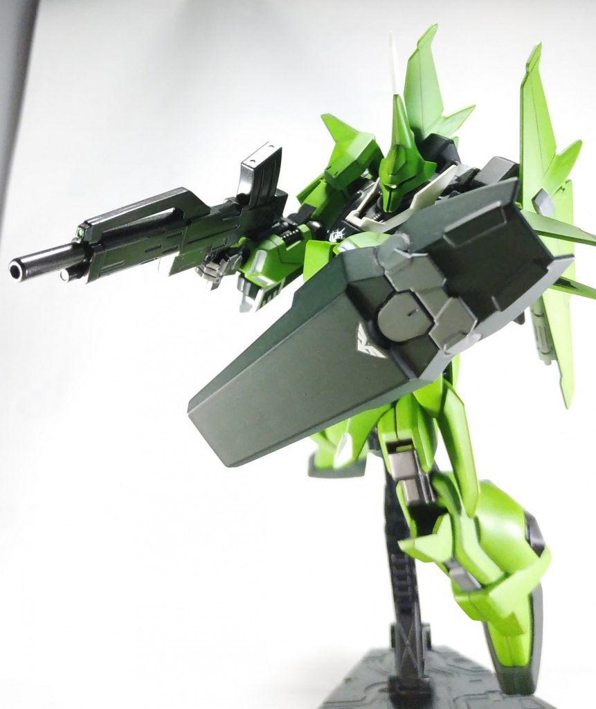 盾を構えての射撃ポーズ。
なかなかさまになってます。
20年前に発売されただけあって、古さを感じるバウですが、少し手を加えるだけで、十分カッコいいキットになります。