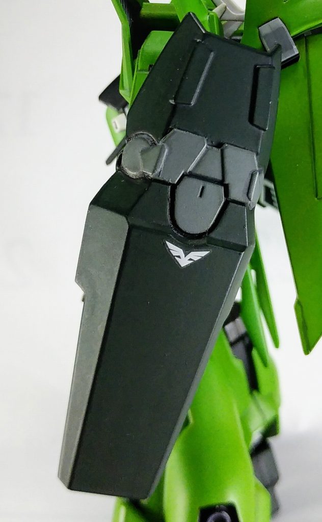 HGUC リバウに付属していた余剰パーツのシールドを使用。白で塗装する部分を切り取り、量産型用シールドを製作しました。