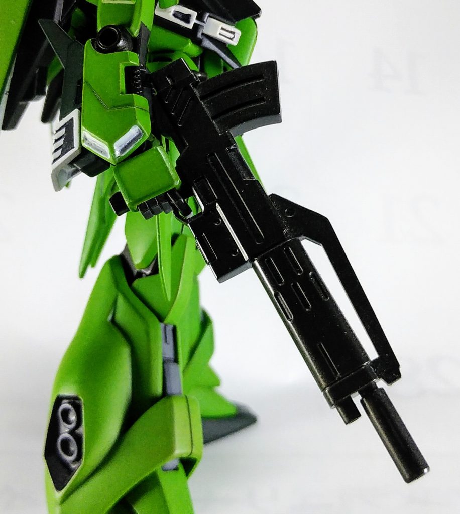 劇中では、バウの専用武装。ビーム・アサルトライフルを使用せず、ギラ・ドーガのビーム・マシンガンを使用していたので、使用武器も変更しています。
グレネード内蔵部に袖を付け、劇中再現もしています。