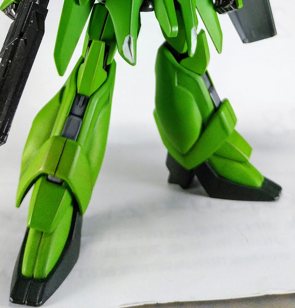 足首の可動域があまりなく、接地性が悪く、足を広げて立つことが出来ないため、足首パーツの深緑のソールの部分と緑の部分の接着部に2mm分、プラ板を挟み、可動域を広げました。