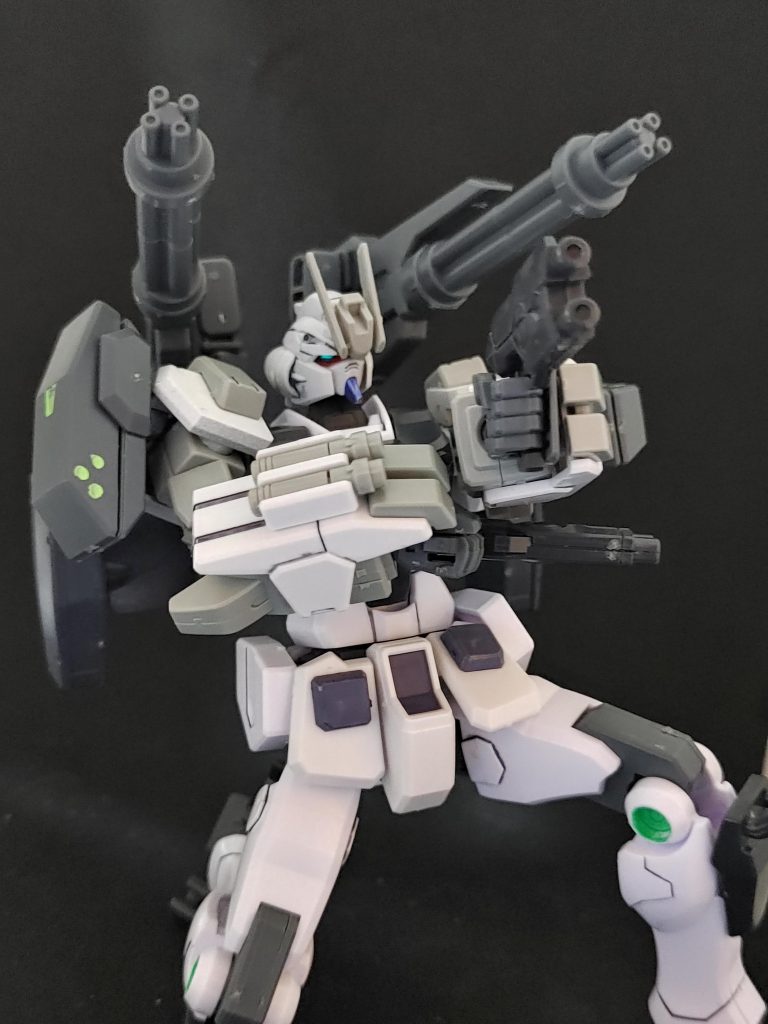 どんな武器を装備してもそつなく似合うようにモノトーンカラーにしてます