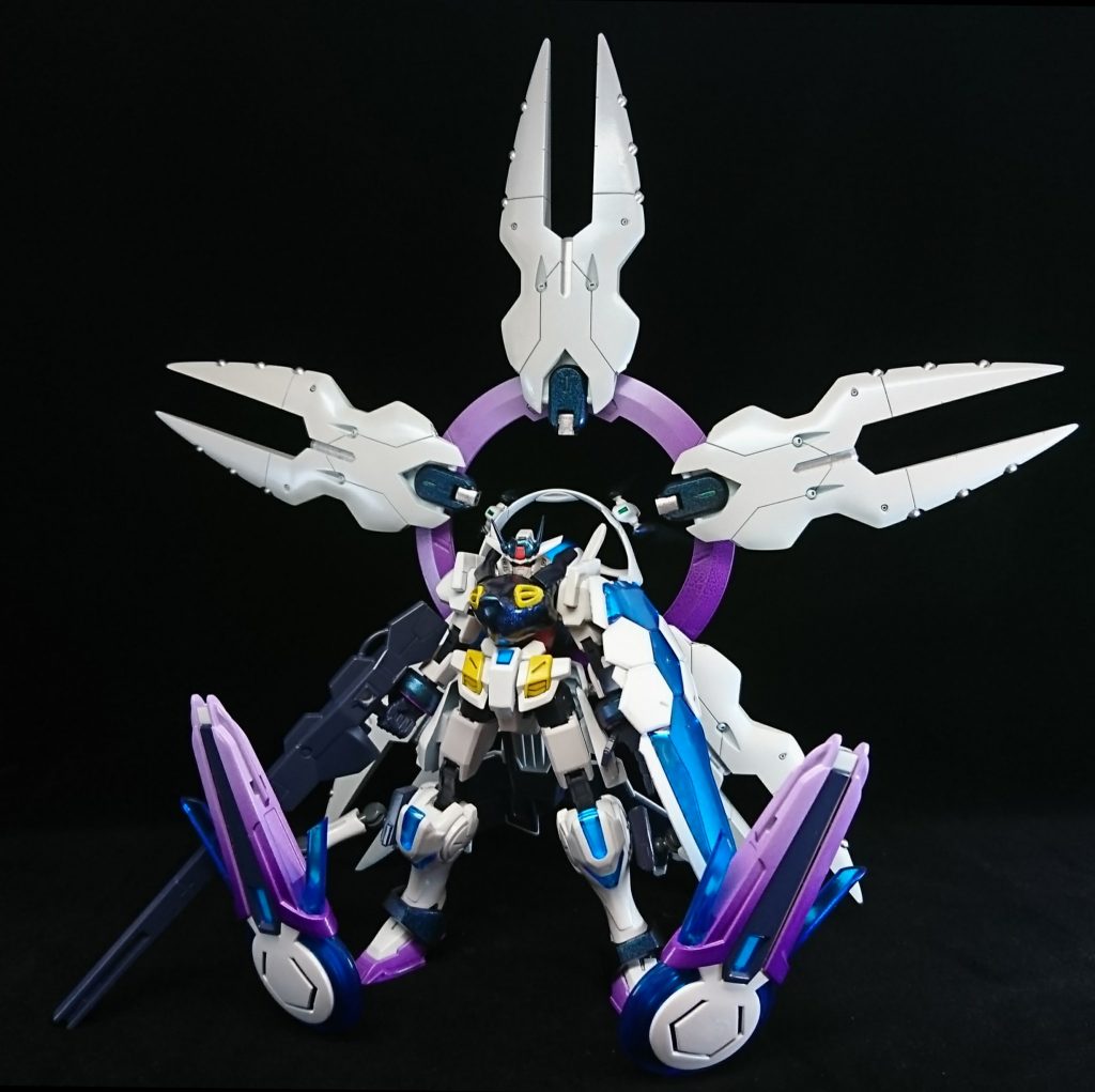 投稿期間ギリギリのため、最低限の写真で・・(現在13:41！！)

全体像フロントショット。
メイン武装はアルケインの対艦ビームライフル。長距離狙撃が基本とする火力＆支援系の機体です。
両脚からはパーフェクトパックのアレを生やし、周囲から粒子を吸収して味方に分け与える、『フォトン・ドレイン』と『フォトン・ヒーリング』という技を使います。