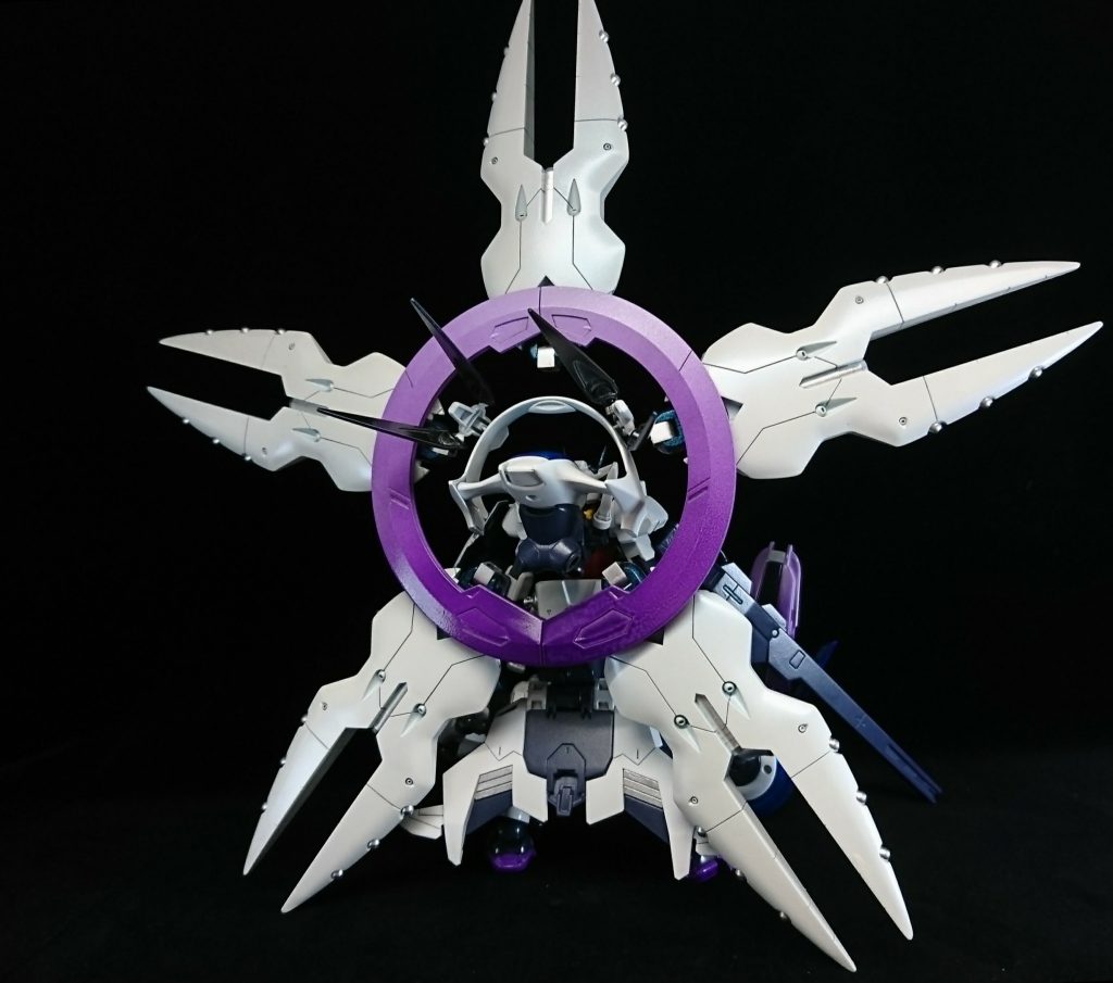 バックショット。
背部にルシファーのスカートファンネルを5基装備、ペタルファンネルとして運用。
接近する敵を取り囲み殲滅します。