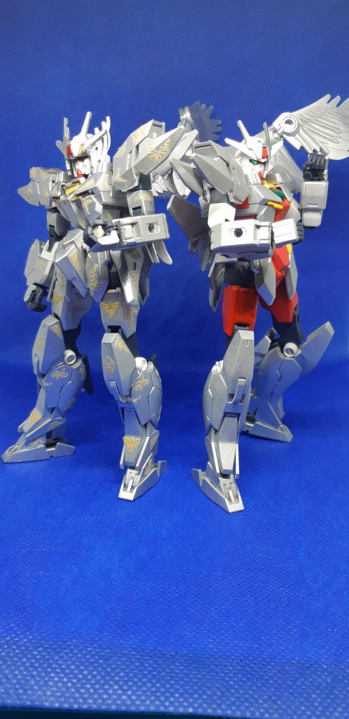 前作とツーショット。シルバーに少し青を混ぜたのですが、並べても全く分からないですね。
今回は色々試してみましたが、あまり納得できる物ではありませんでした。次回コアガンダム作るときは、別のアプローチでリベンジしたいと思います。
以上、ペガサスアーマー(神聖衣バージョン)でした。最後までご覧いただきありがとうございました。