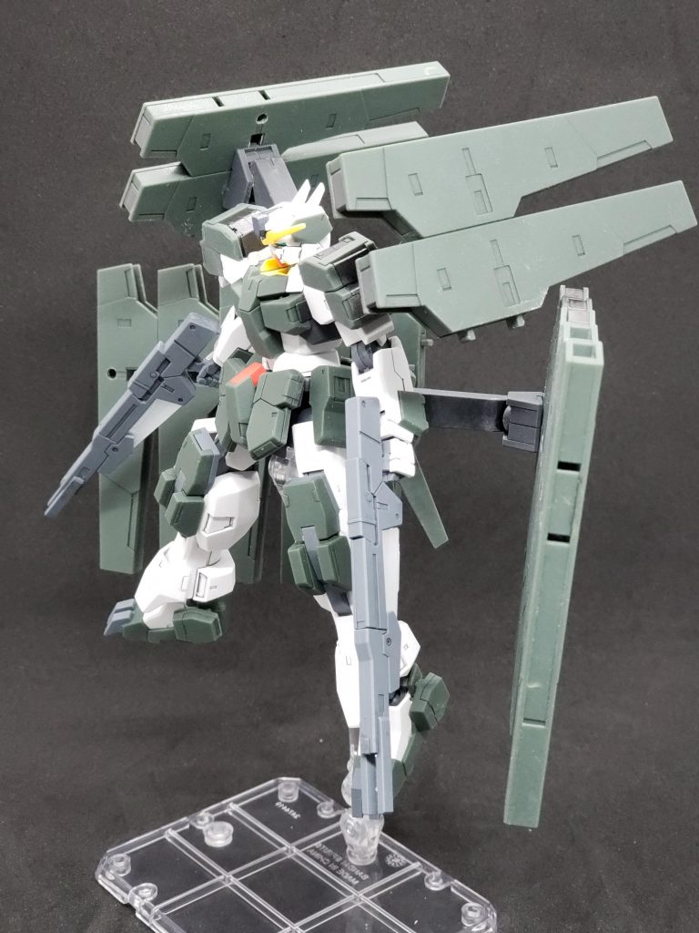 肩上に追加した4機のホルスタービットがあるとより派手になりますね。