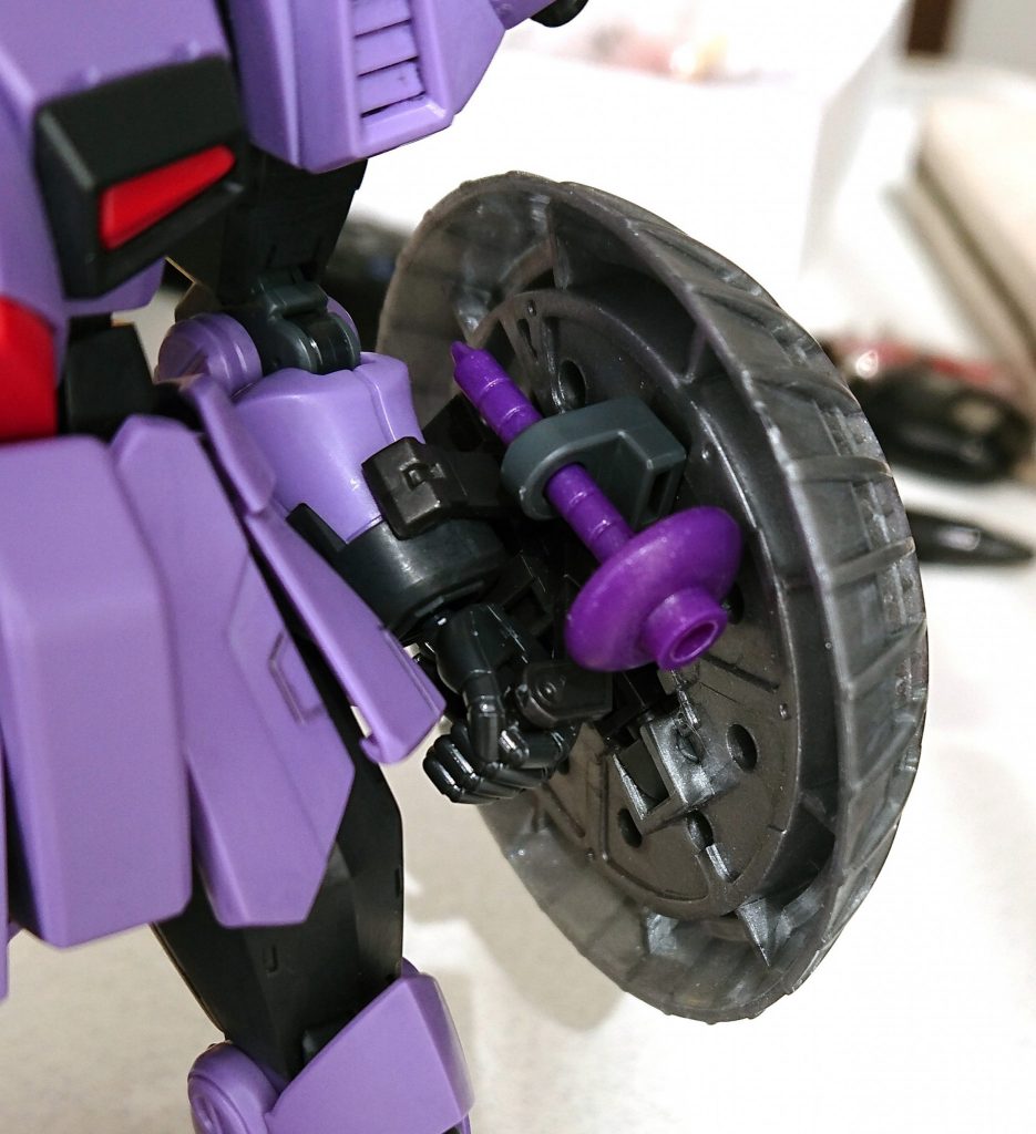 盾の裏にビームソードを納めている。