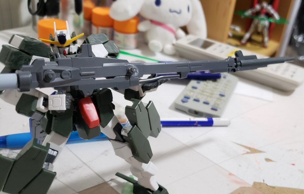 GNロングスナイパーライフル
ライフルは折り畳む事ができ、基本片手で担いで運用している。威力・精密性、共に優れておりニールの使いやすいように設定されている。