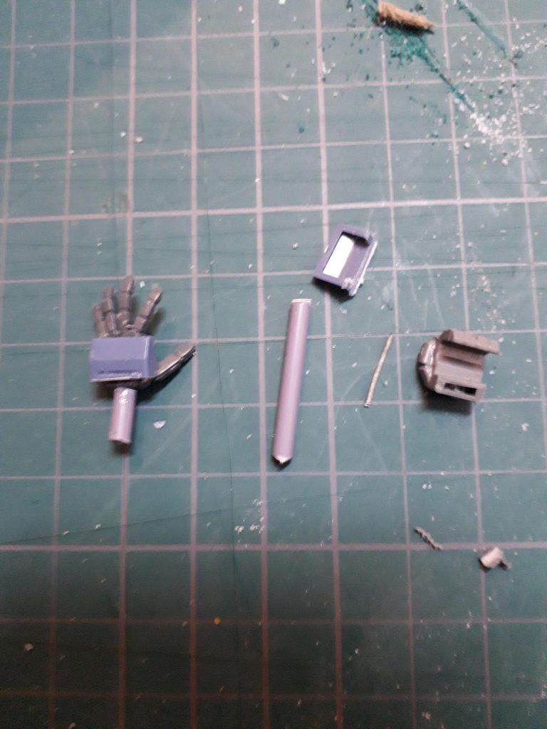 手首はジャンクパーツから。
手の甲は切り詰めたサイドスカートの先っちょ。
当然そのままでは腕にはまらないため、針金を芯にランナーで接続。