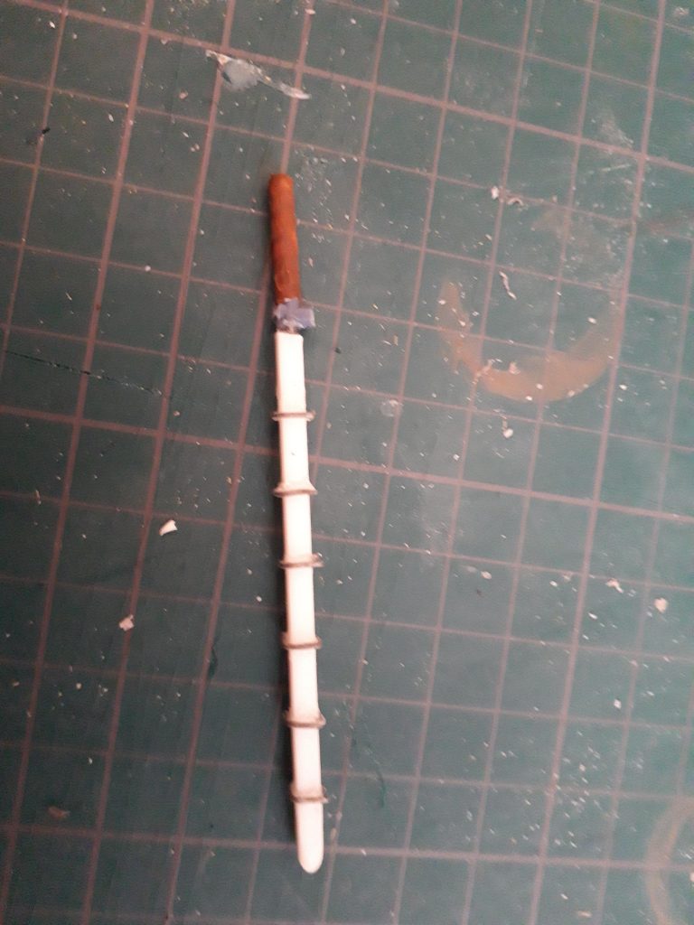 鐧はランナーにマスキングテープを巻き締めて上から塗料で塗り固めた柄と、プラ角棒の先を削って針金を巻き付けた刀身。
写真にはないけど、鍔と柄尻はランナータグを削り出しました。