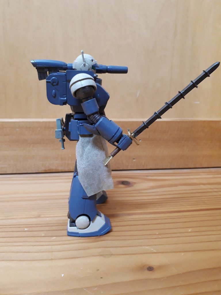 打撃武器は剣ではなく、「鐧」と呼ばれる中国の古典武器を模している。
バラックの開発当初に想定されていた敵は、重装甲の旧式機であったため、斬擊より打撃が有効と考えられたのだ。