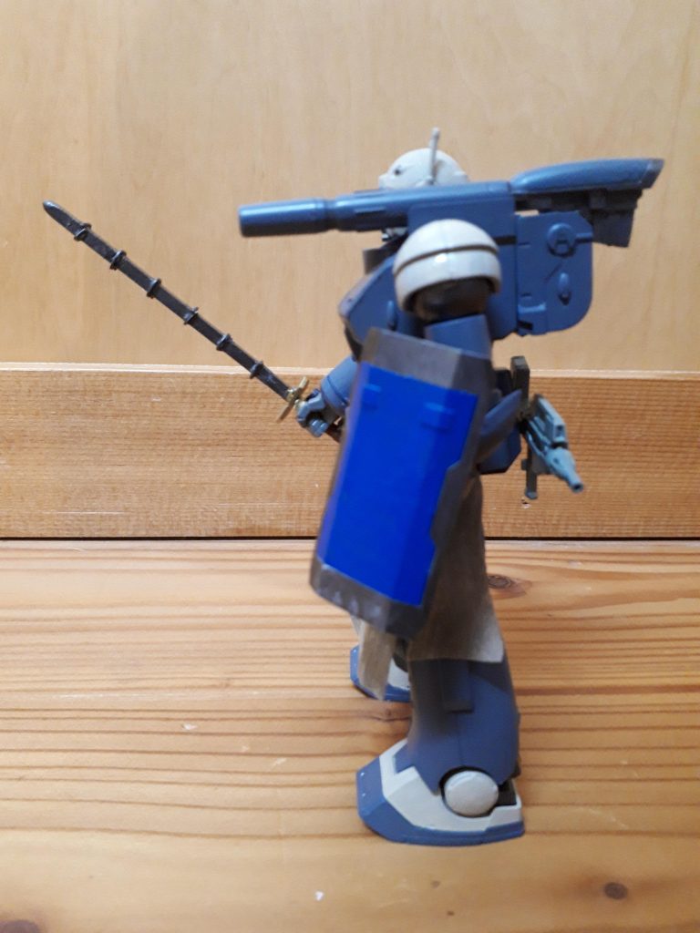 機体の装甲ばかりでなく、盾も小振りながら分厚く頑丈な作りである。だが、帝国軍が量産に成功し帝国機の標準装備になったヒートホークには易々と切り裂かれてしまった。