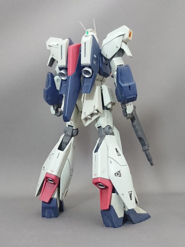 バックショット。元々大きな赤が目立つ配色なのでバーニア類はおとなしめに。