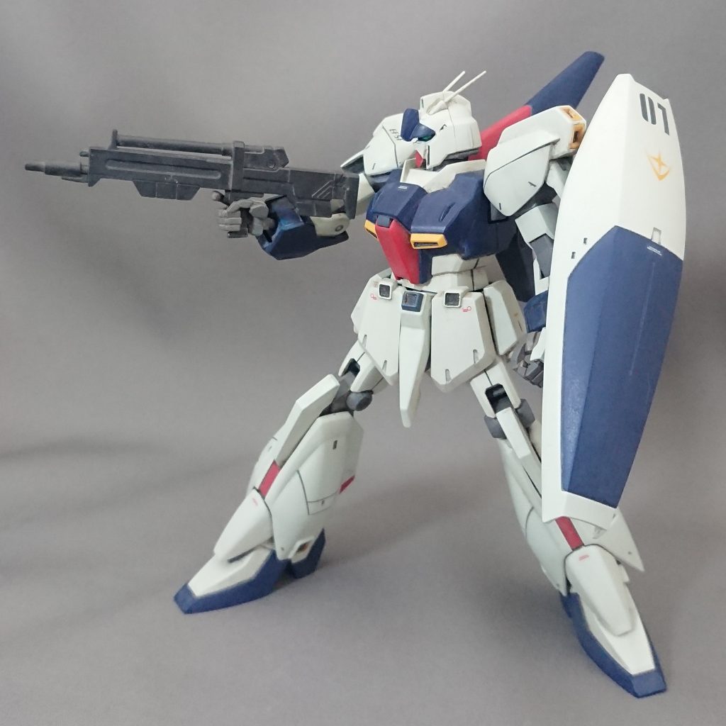シールド装備。デカールは逆襲のシャアシリーズ用等のガンダムデカールを使用。