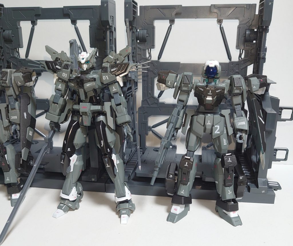 機体解説にある通り、Ｇストライカーの随伴機ということで機動性重視の機体。
並べるとＧストライカーの意匠がうかがえるようにしてみました。
アクティブアデルの方がゴテゴテしているのは高価なＧバウンサー後継機と安価なアデルの改修機という差を出すためだったりするのですが、伝わってくれると幸いです。

Ｇストライカーおよび同系譜についてはこちらから
[・Ｇストライカー１号機](https://gumpla.jp/hg/272141)
[・Ｇストライカー１号機（トルネードユニット装備）](https://gumpla.jp/hg/356602)
[・Ｇストライカー２号機](https://gumpla.jp/hg/278005)
[・Ｇストライカー２号機（格闘仕様）](https://gumpla.jp/hg/278180)
[・Ｇストライカー量産型](https://gumpla.jp/hg/363933)
[・アクティブアデル](https://gumpla.jp/hg/290075)