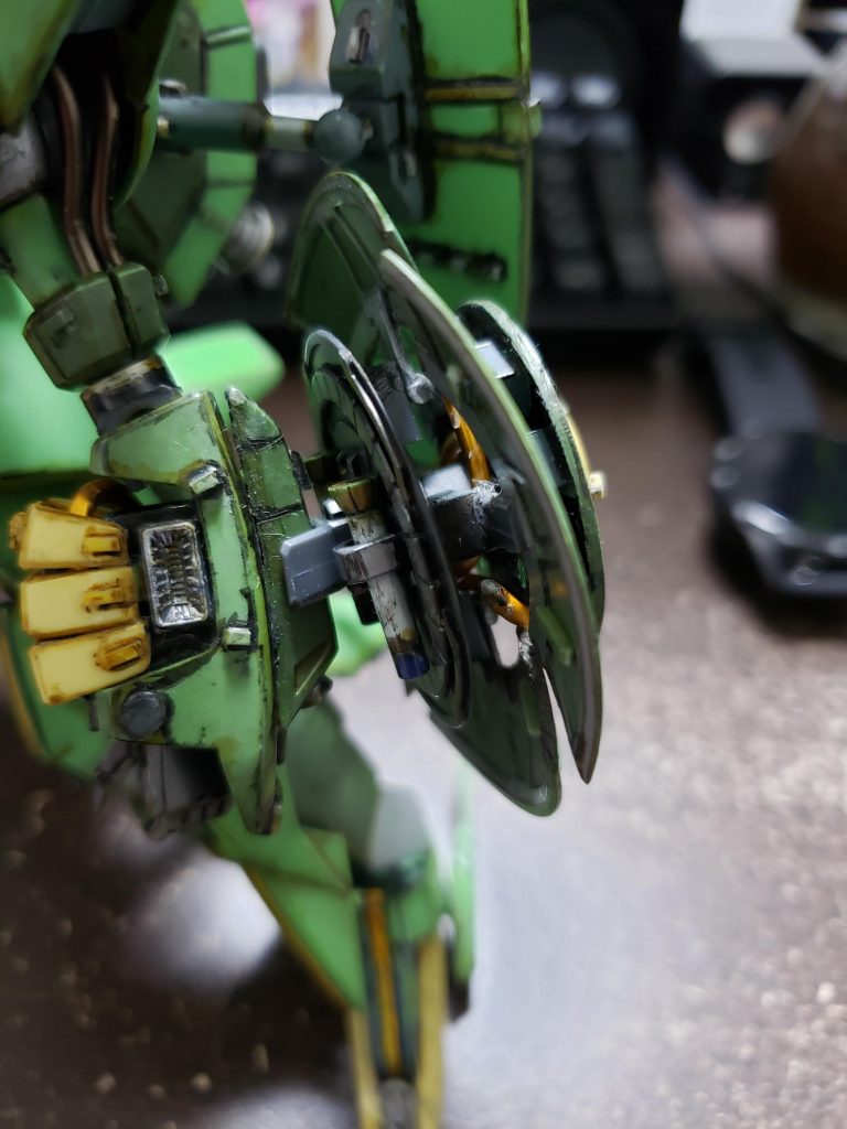 <解説:ウェポン・シールド>
・ギャン系の近距離実弾グレネード内蔵ウェポン。
薄さに違和感があったため、分割して重層感を出す。
中央部は近接用のレドーム装置。