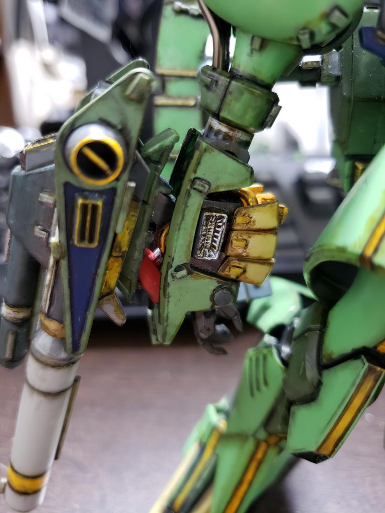 <解説:下腕部ユニット>
・シルエット的に気になるボリューム感。
(何が入ってるのか?)
が、むしろそれが特徴なので更に誇張。