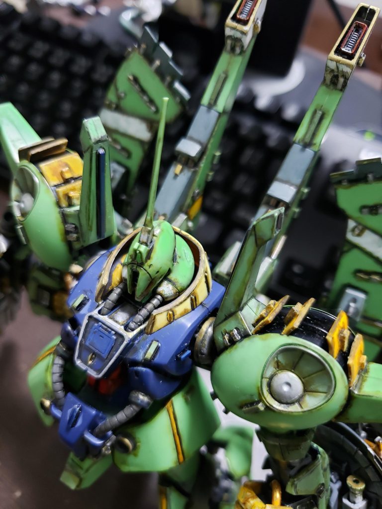 <解説:肩部ユニット>
・肩部上部の黄色いパーツは可動式の放熱板。
特徴的な肩のピンクの拡散ビーム砲x4は、モノトーンにしてかえって目立つようになったかも。