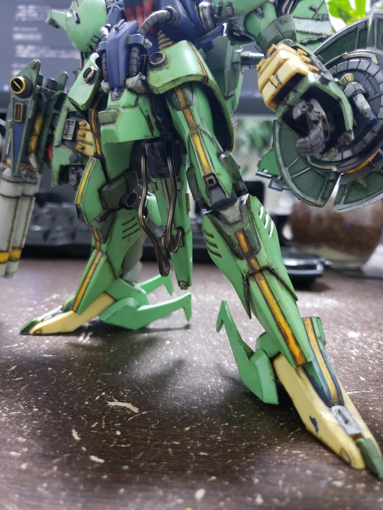 <解説:脚部ユニット>
・縦の黄色ラインはガンダムマーカー(イエロー)。その他はほぼキット通り。
(スネ部分のカットは不要だったかな)
この複雑な造形をここまでキット化されてる事に感動。一番の美脚MS。