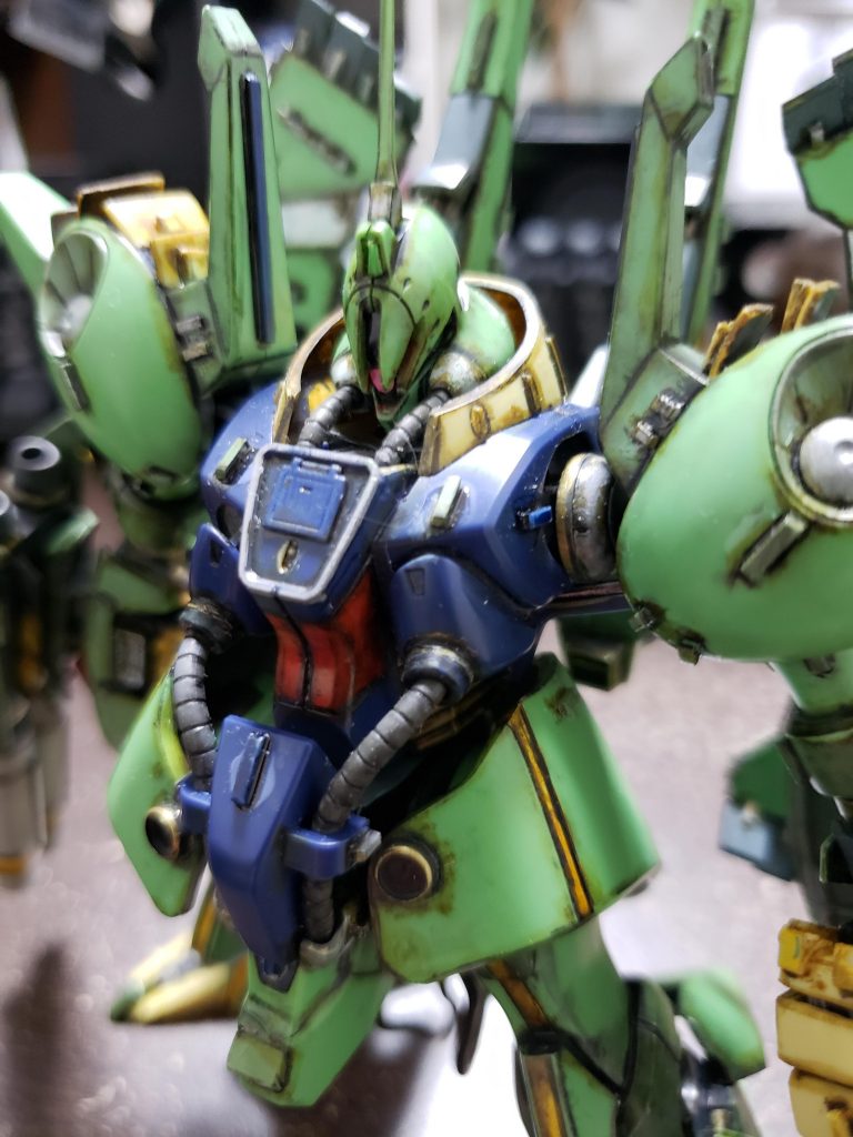 <解説:上半身>
・大きな手直しは無し。動力パイプもキット付属のもの。
頭部の造形が素晴しい。頭頂部カメラ(グリーン)のみHアイズに差し替え。
モノアイはキット付属のシール使用。(付属のモノアイシールは優秀)