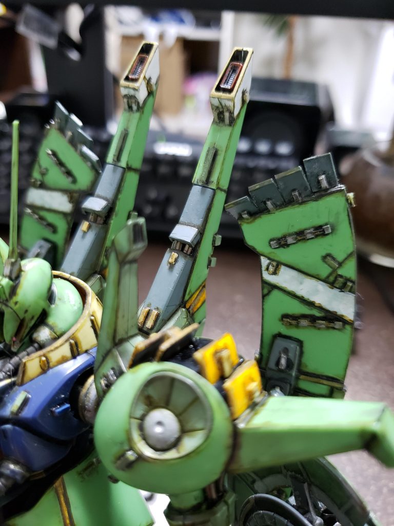 <解説:バックパック>
・本体よりもディテールアップが多いかも。
一見ただの板になりがちなので、「板の中」に機能性を詰め込む。