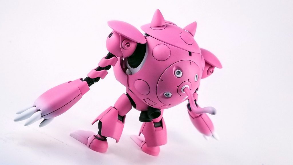 尻尾も生えてます。
こちらも先端はクリアーホワイトでグラデーションカラーに。
他のガンプラに尻尾を持ってもらうことでガンダムハンマーみたいな武器にもなる!
かもしれない……。