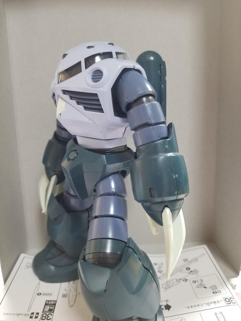 まずは全体を観察。ランナーの跡が目立ちます、それに爪もどこかに旅に出ていますね。