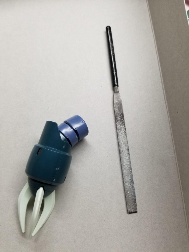 早速目立つ腕を鉄ヤスリで容赦なく削っていきます。劣化のせいなのか元からなのかは分かりませんがズゴックの爪は大変取れやすいので接着剤でくっつけてあります。