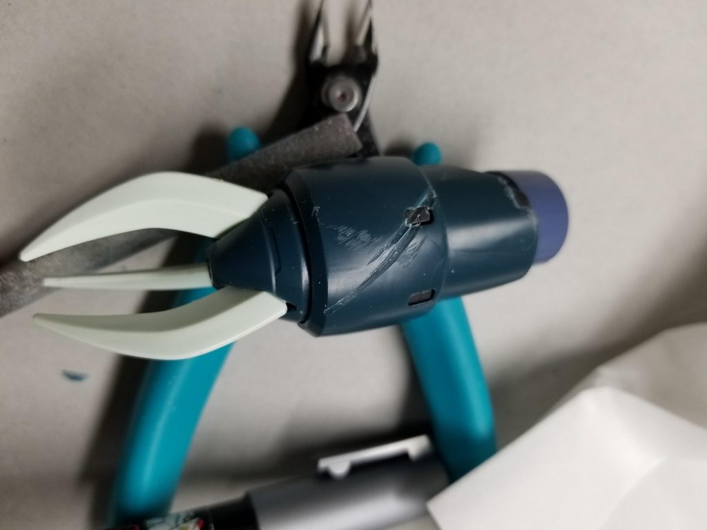 鉄ヤスリで何かが抉れた感じにやってみました。抉れたラインを作る最中にガイドなどは作っていないので力を込めすぎてずれたりしますが問題ありません。それも活用しましょう。